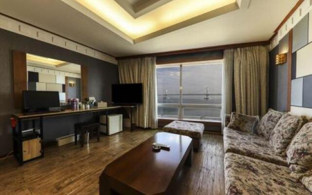 Bridge Hotel