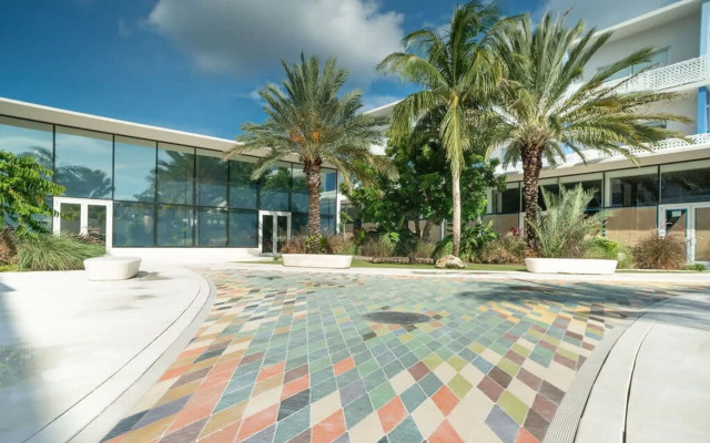 Spacious 1BR 1bth Apt w Rooftop Pool Near Beach