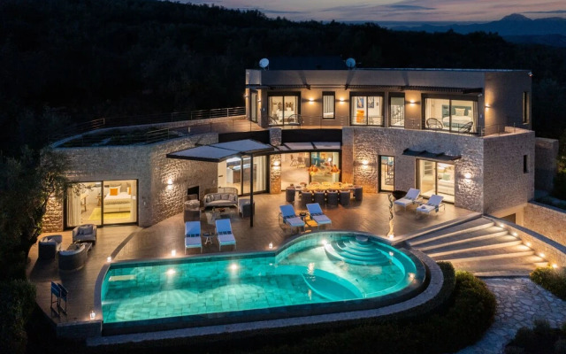 Captivating 5br Pool Villa Close Navarino Golf