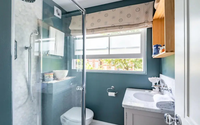 Comforting Clapham Home By The Overground Station