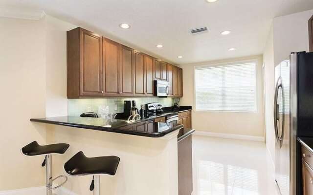 Condo Contemporary 3 Bedroom Reunion