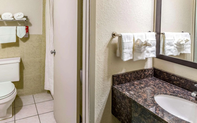 Econo Lodge Inn & Suites Newton