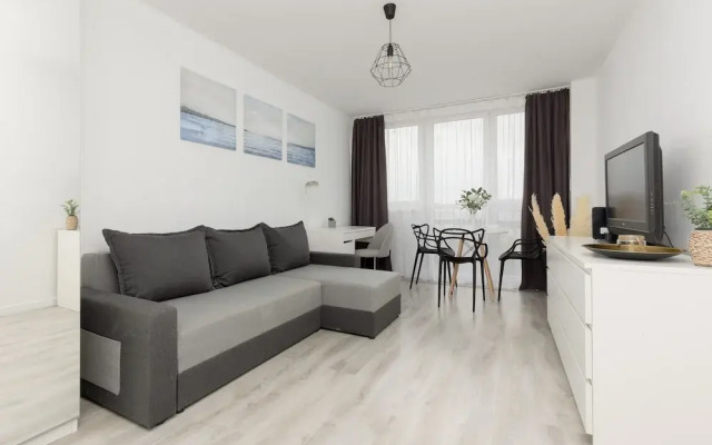Warsaw Saski Garden Apartment by Renters