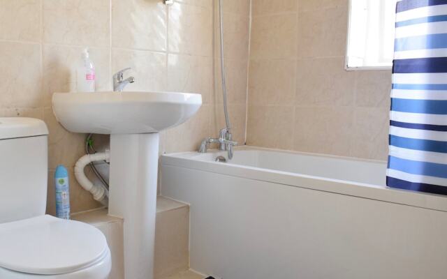 Bright 2 Bedroom Flat in Acton