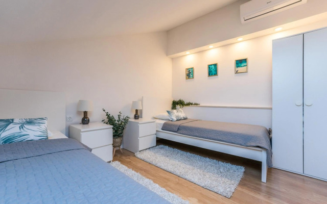 Ocean blue modern apartment for 8