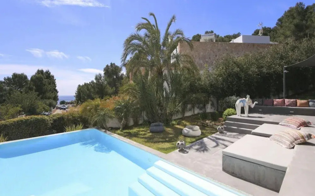 Holiday Home With Manicured Gardens