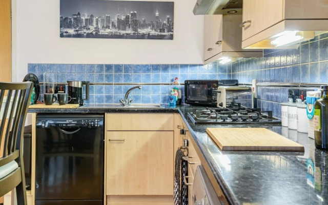 Stylish 2 Bedroom Apartment Central Exeter Parking on Site