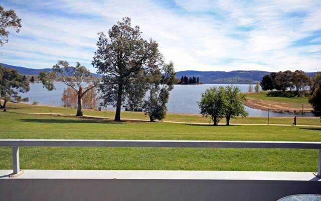 Horizons 414 - Lake Jindabyne Waterfront