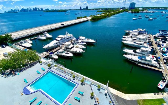 Modern waterfront apartment with Miami Skyline view on the bay 5 mins drive to Miami Beach with free parking