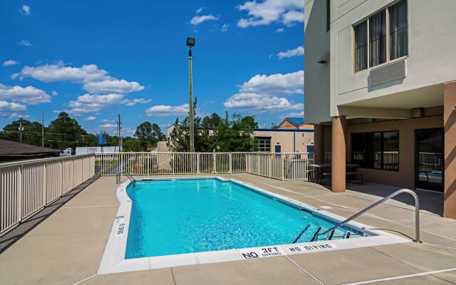 Red Roof Inn & Suites Fayetteville - Fort Bragg
