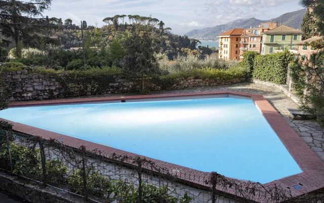 La Poetessa With Pool