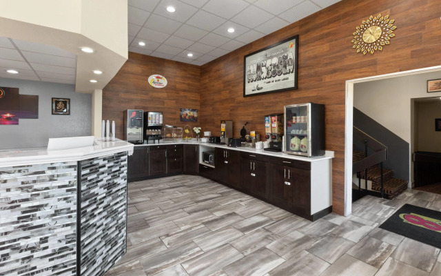 Super 8 by Wyndham Winona MN