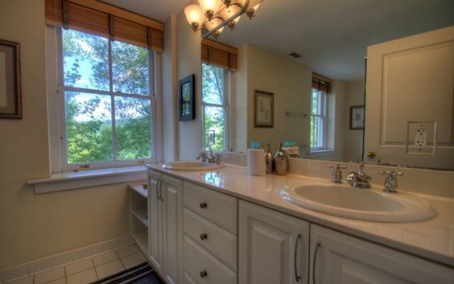 Biltmore Village Hideaway - 2 Br Condo