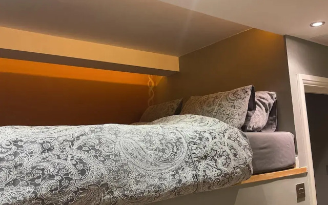 Traditional Elegant Spacious English Home, 4bdr