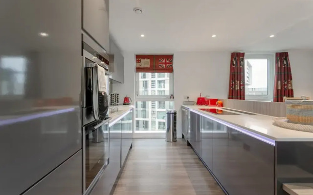 Modern 3 Bedroom Top Floor Apartment