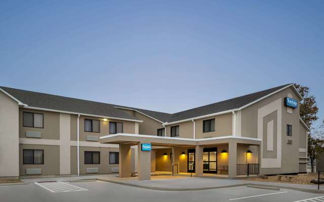 Travelodge by Wyndham Dexter