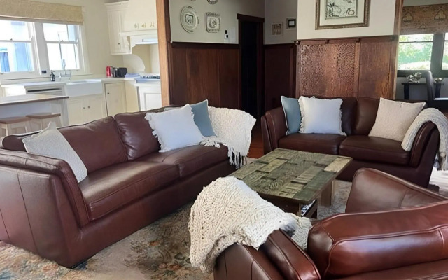 Robin Hill Manor - rambling retreat & tennis court