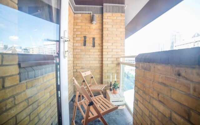 Central 1 Bedroom Apartment Near Tower Hill With Balcony