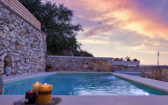 Cozy Holiday Home With Pool and Whirlpool in Maheri