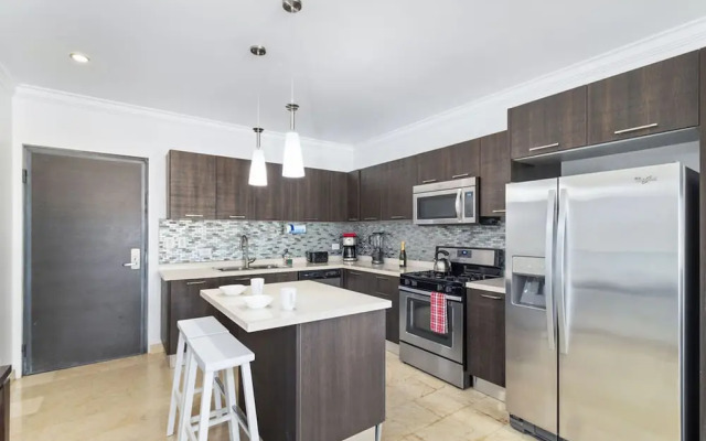 Beautiful 2BR Condo w Large Balcony in Palm Beach