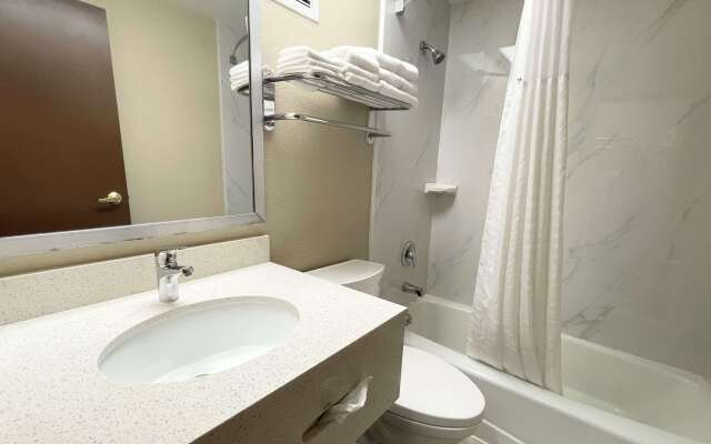Super 8 by Wyndham St Charles