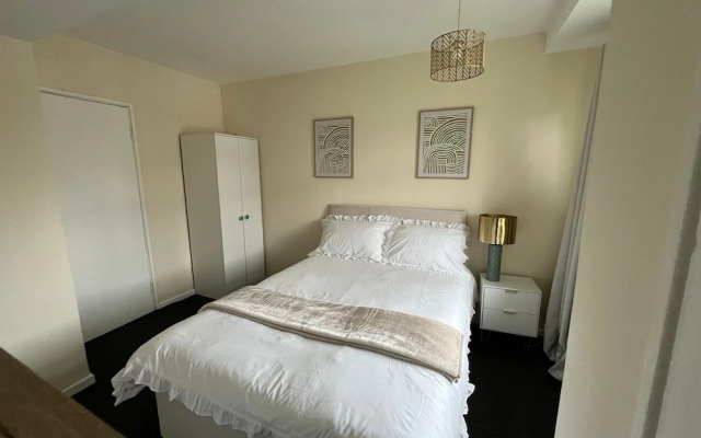 Charming London Apartment Near Attractions