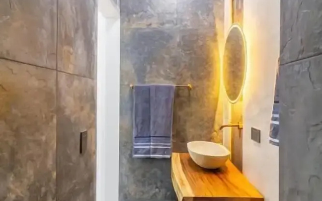 6 BR with Jacuzzi 1 block from LLeras