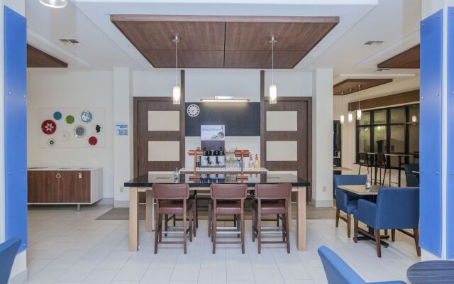 Holiday Inn Express Hotel & Suites Houston-Alvin by IHG