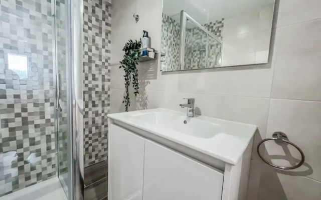 Modern Two Bedroom Apartment With Pool