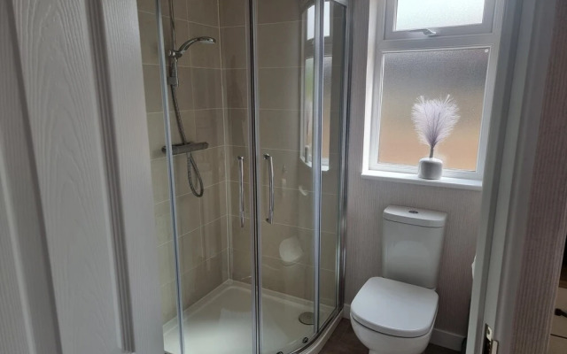 Remarkable 2-bed Luxury Lodge in Routh With Hottub