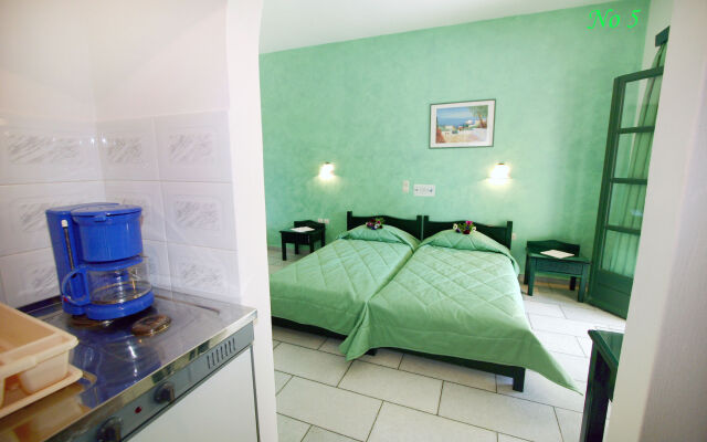 Studios Vrettos Beachfront Hotel
