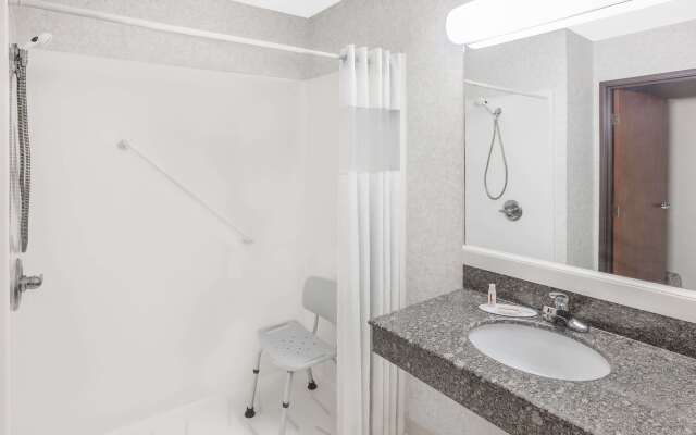 Days Inn & Suites by Wyndham Brinkley
