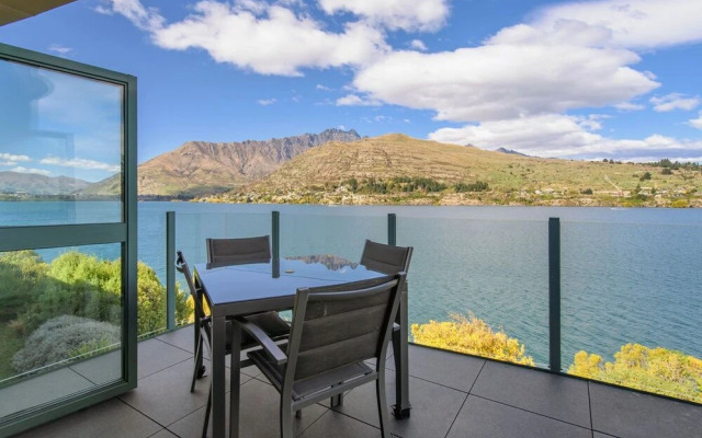 Lakefront Living At Remarkables - East