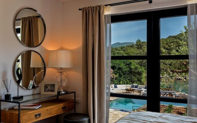 Beachfront Villa Feodora Grande