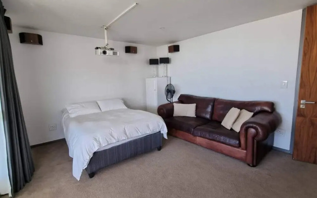 Stylish 2 Bedroom Apartment With Stunning City Views
