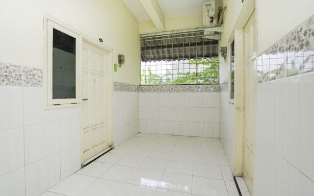 Oyo Life 2573 Griyo Kost Putra 205
