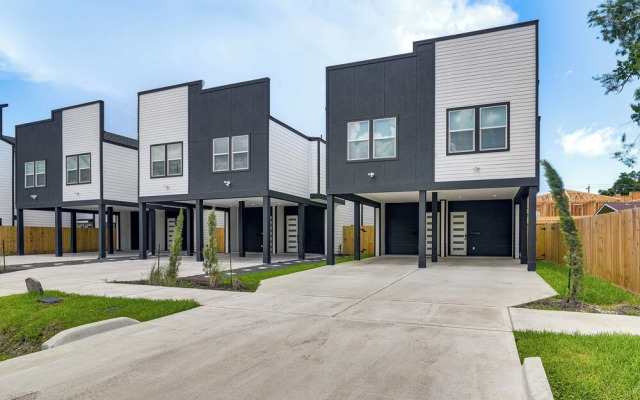 Private Patio & Yard: Houston Retreat Near Golf!