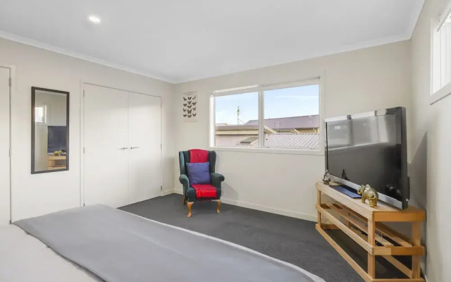 Modern 3BR Family House - Yard & Big TV