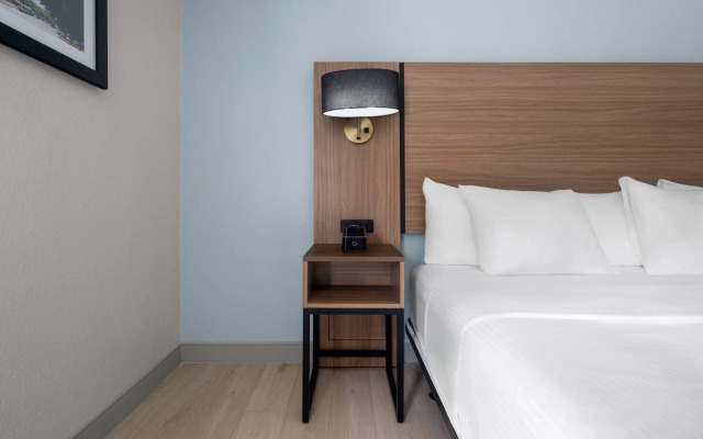 La Quinta Inn & Suites by Wyndham Raleigh Cary