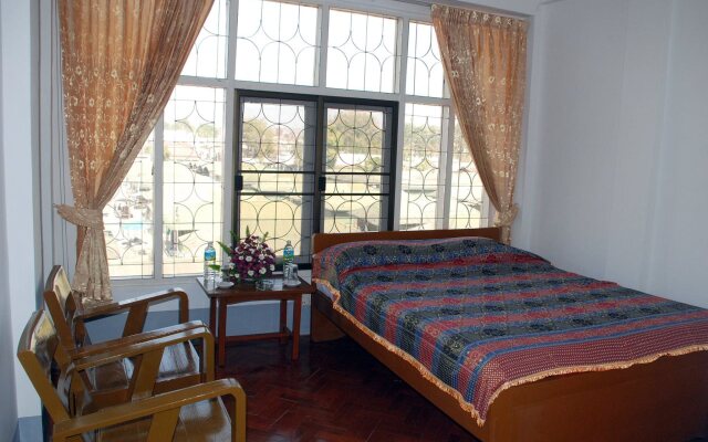 Naung Tong Hotel