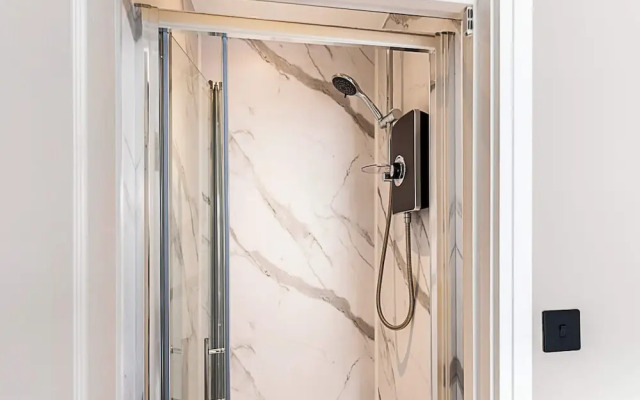 Luxurious 3 Bed Flat With Patio and Garden