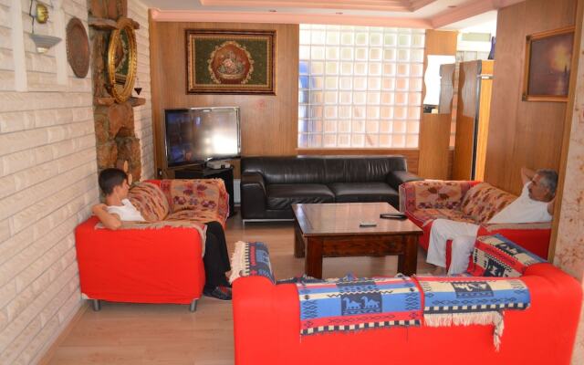 Megas Hotel