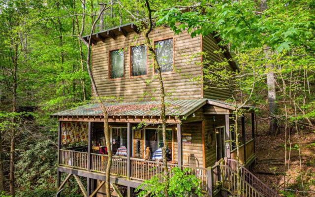 The TreeHouse - Rocking Chair Deck with Hot Tub below, Walking Distance to Downtown Helen, Sleeps 5