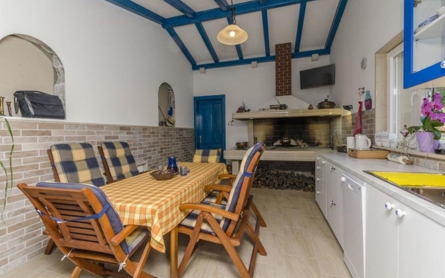 Apartment Lemar - parking and barbecue: A2 ANTIQUE Bol, Island Brac