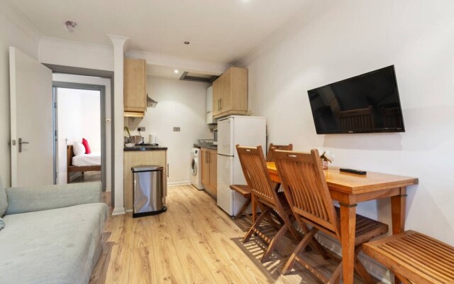 Comfortable 2 Bedroom Flat With Good Transport