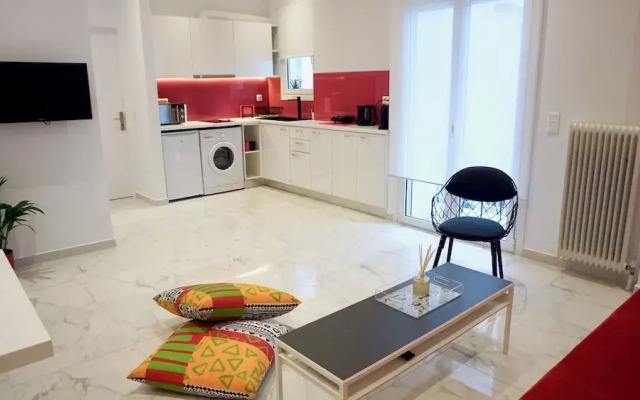Eclectic Design Apt in Athens near Metro
