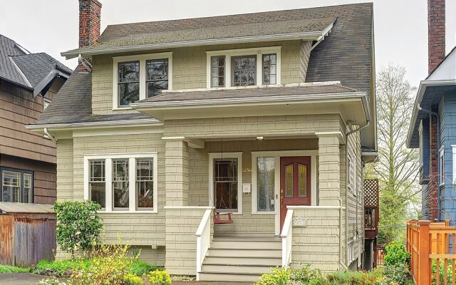 Ravenna Farm House - Four Bedroom Home with Fireplace