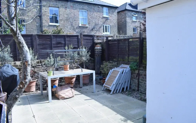 Bright 2 Bedroom Apartment With Private Patio