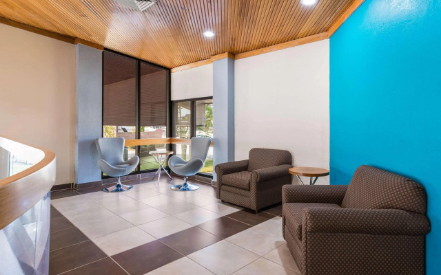 Econo Lodge Inn & Suites