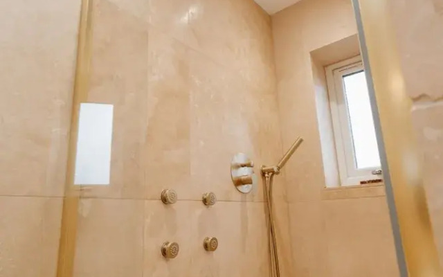 Luxury Langtoft Stud - Sleeps 10